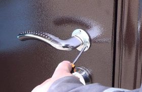 Замена дверной ручки металлической двери в Нижнекамске